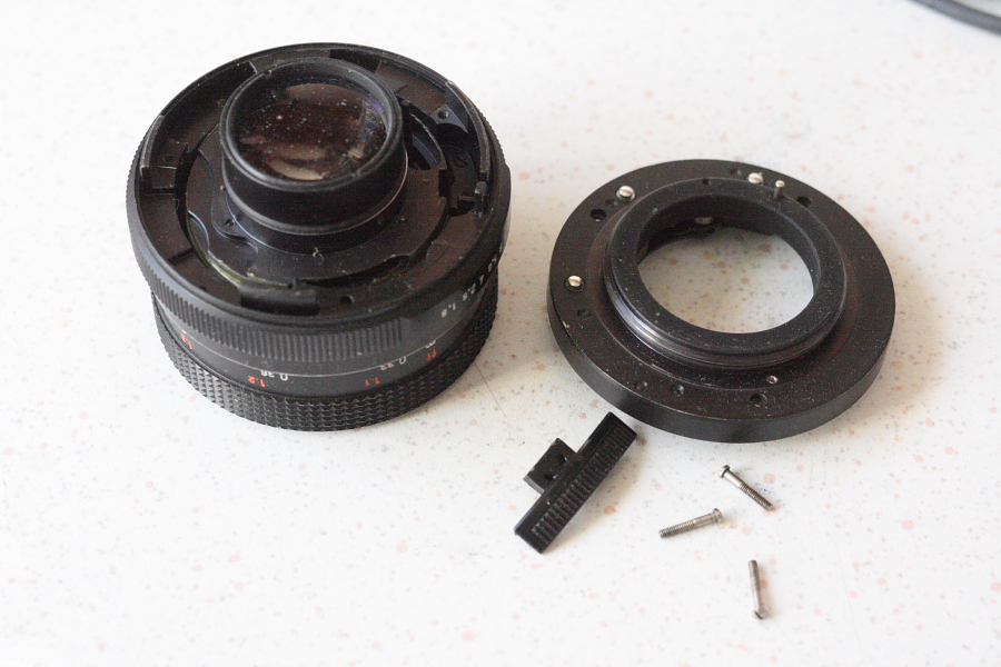 Auto pentacon MC 1.8/50 M42 version stuck aperture blades?